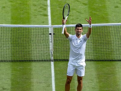 Djokovic en semifinales de Wimbledon al remontar déficit de 2 sets