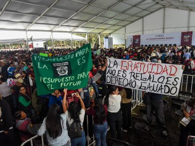 Estudiantes de la UAEM protestan durante la visita de Sheinbaum al Edomex