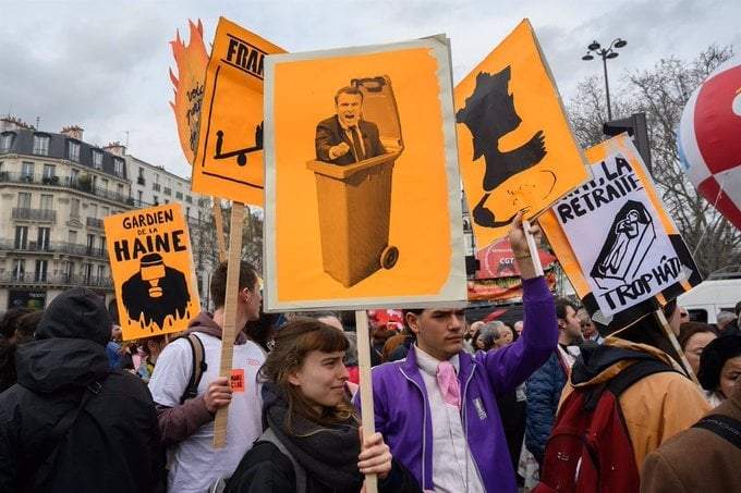 Manifestantes en una protesta contra la reforma de las pensiones en Francia