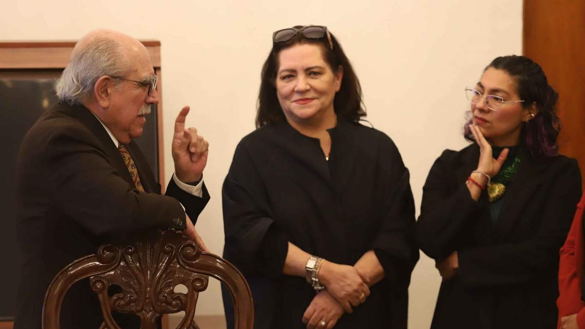 Pablo Gómez y las consejeras Guadalupe Taddei y Rita Bell