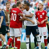 Entre abucheos, Francia empata con Dinamarca; Perú vence a Australia y dice adiós