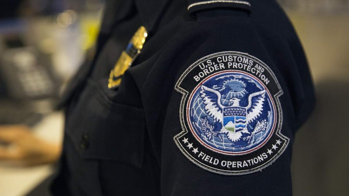 Un agente de la CBP