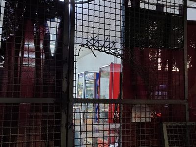 Golpe frustrado en Ciudad: una pareja fue detenida mientras robaba un minimarket