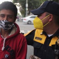 Policía entrega a su dueño una mochila con 30 mil pesos olvidada en un baño público