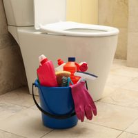 Con solo 3 ingredientes, eliminá todas las manchas de moho de las paredes y techo de tu baño