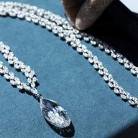 Critican a Christie's por subasta de joyas de la época nazi