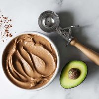 Con 1 palta, hacé el helado de chocolate sin azúcar y más cremoso del mundo: la receta que es un mil