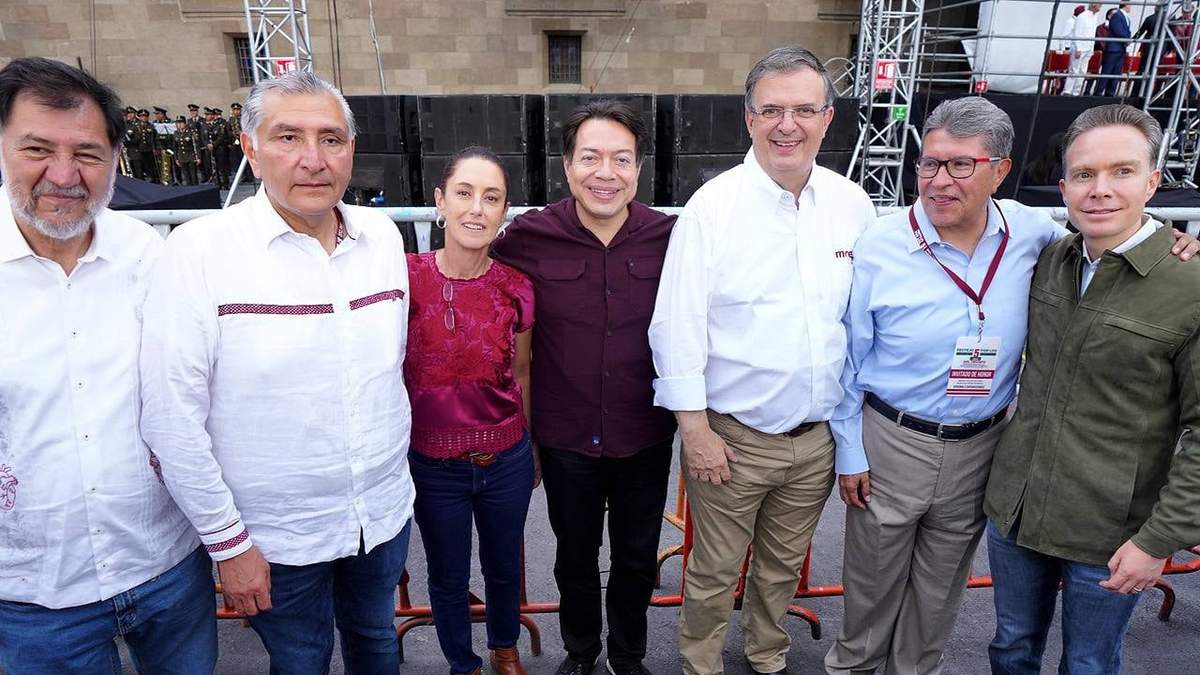 Mario Delgado, dirigente de Morena, junto con las "corcholatas"