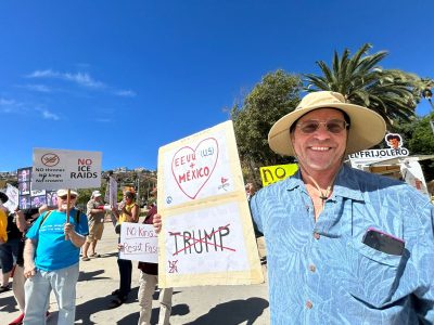 Estadunidenses en Baja California protestan contra “dictadura fascista” de Donald Trump (Video)