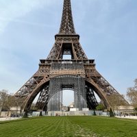 El óxido amenaza con comerse la Torre Eiffel, pero sólo le dan una manita de gato