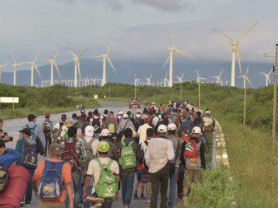 Automóvil arrolla a una caravana de migrantes en Oaxaca; mueren tres