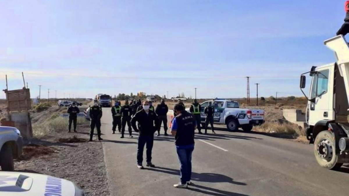 Mineros de Andacollo cortan la Ruta Nacional 22 a la altura de Arroyito. Fuente: (Twitter)