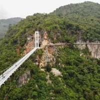 Así es el “Dragón Blanco”, el puente de vidrio más largo del mundo que se inauguró en Vietnam