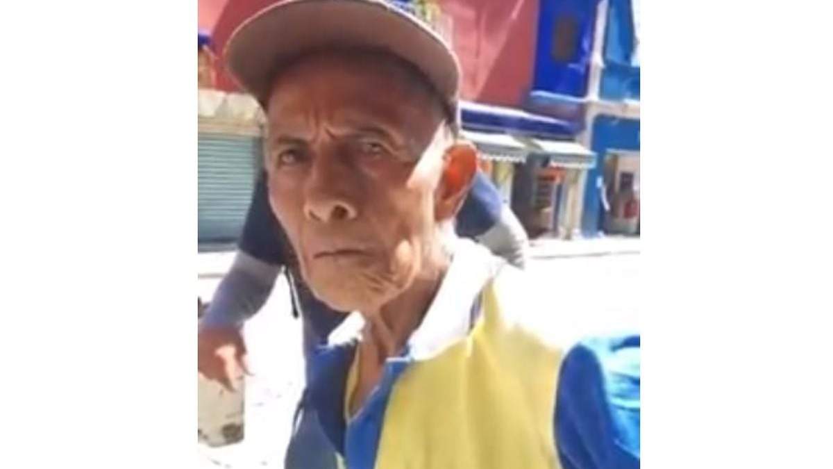 Francisco Flores Guadalupe, un vendedor de 84 años de edad y con discapacidad auditiva.