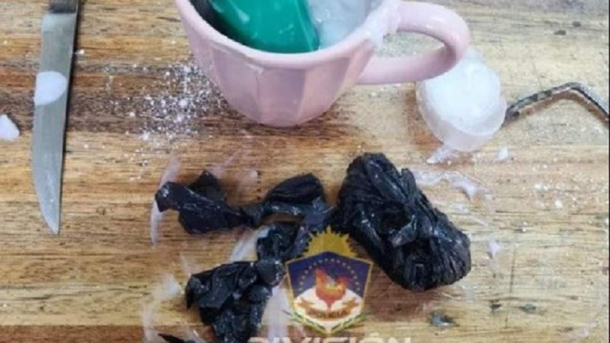 Las drogas estaban ocultas en el interior de un envase de champú. Fuente: (Policía de Neuquén)