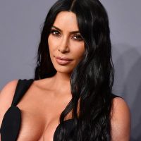 "¿Era necesario?": Kim Kardashian levantó la pierna pero..¡no tenía nada debajo! ¡Descuido garrafal!