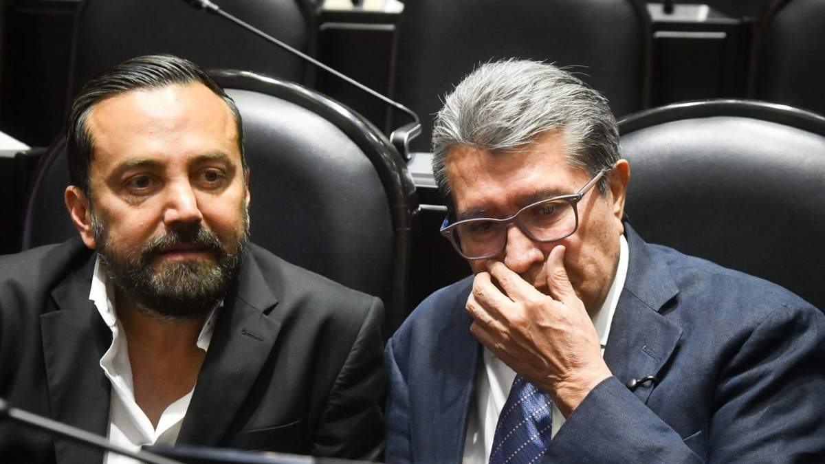 Los diputados morenistas Arturo Ávila y Ricardo Monreal, previo al inicio de la sesión