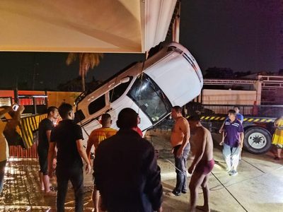 Jóvenes a bordo de una Suburban caen a río y mueren ahogados en Coatzacoalcos