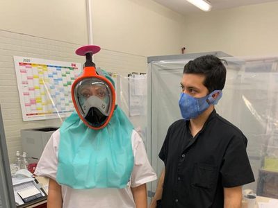 Adaptan mascarillas de snorkel para personal sanitario
