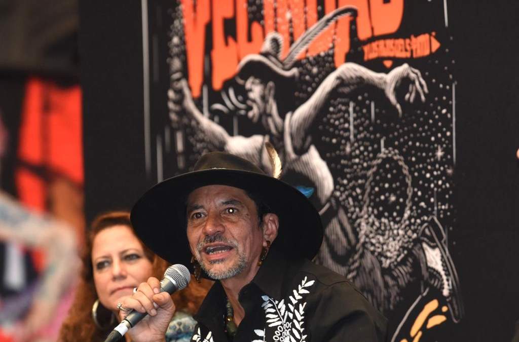 Roco Pachukote de Maldita Vecindad, en conferencia en el museo de la Ciudad de México.