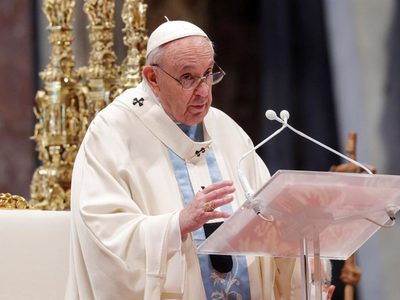 Si bien el Papa Francisco durmió bien durante la noche, aseguran que su pronóstico seguirá reservado