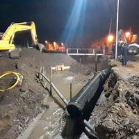 Desbordes y cortes en el suministro de agua por la rotura de un acueducto en el arroyo Durán