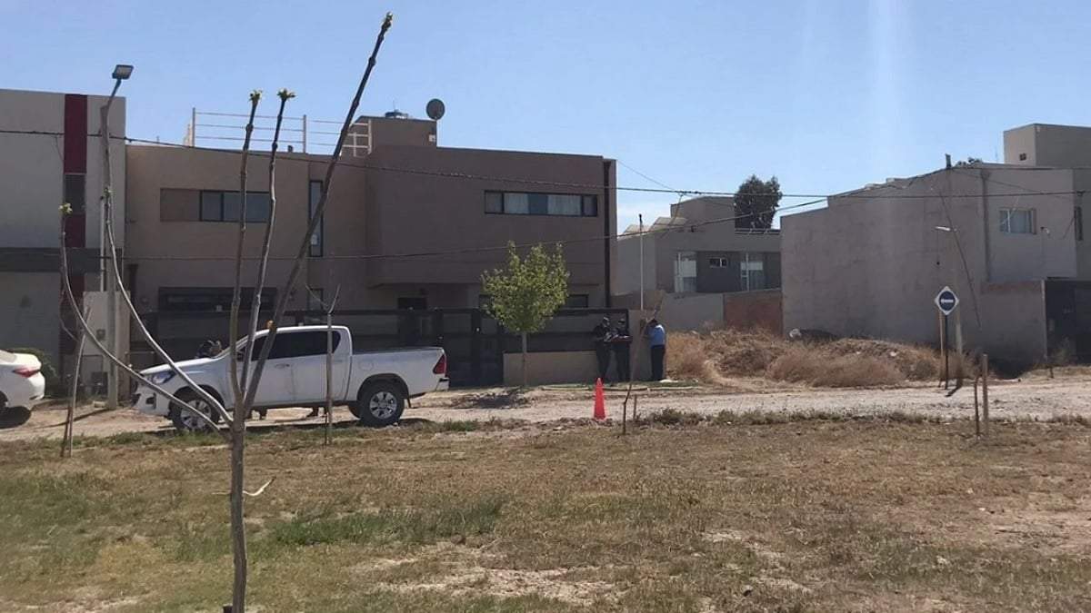 La vivienda donde ocurrió la entradera y la camioneta de los delincuentes. Fuente (Mejor Informado)