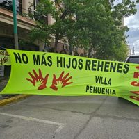 La ONG “Padres de Río Negro y Neuquén” se manifestó en las puertas de Tribunales