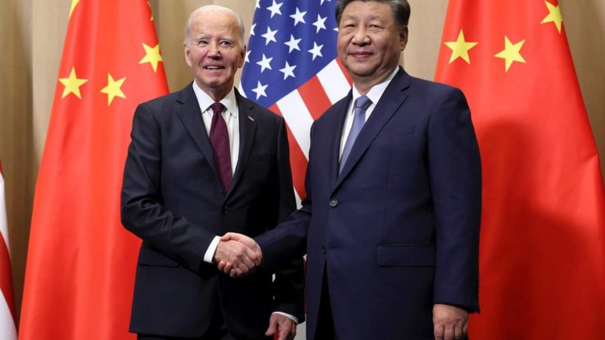 El presidente Joe Biden estrecha la mano del presidente chino Xi Jinping antes de una reunión bilateral, el sábado 16 de noviembre de 2024, en Lima, Perú