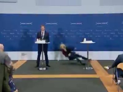 Funcionaria de salud de Dinamarca se desmaya en plena conferencia