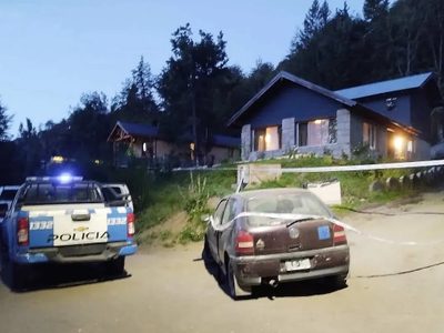 Un hombre entro a robar a una vivienda, apuñaló a dos adolescentes y fue asesinado por el padrastro