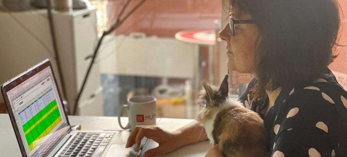 Una maestra se conecta con sus estudiantes en la modalidad de teletrabajo durante la pandemia