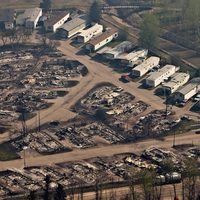 Evacuan campamentos petroleros por incendios en Canadá