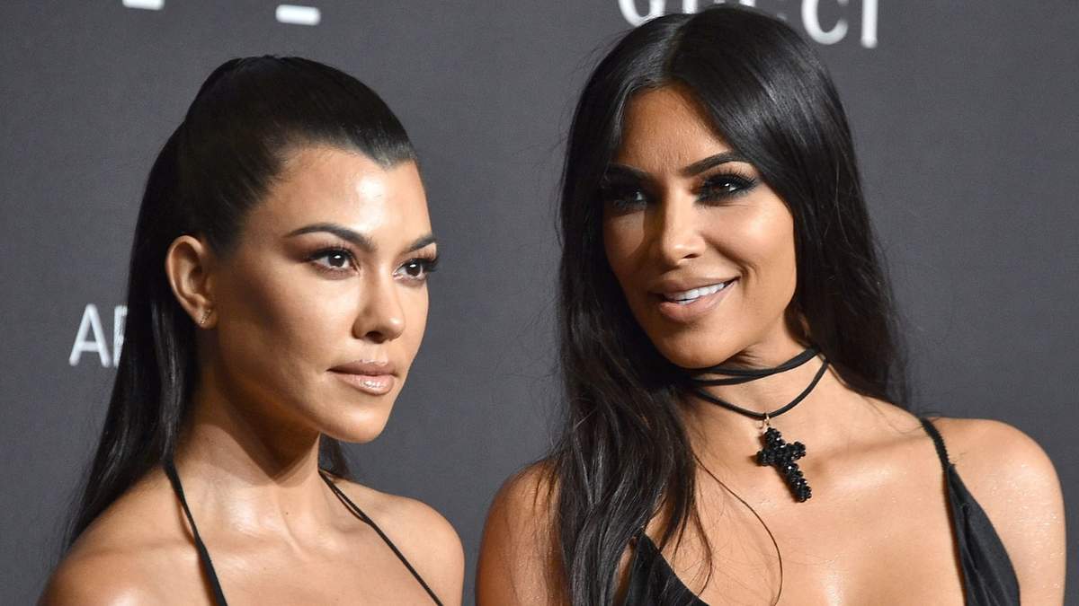 Kourtney y Kim Kardashian. Fuente: (Twitter)