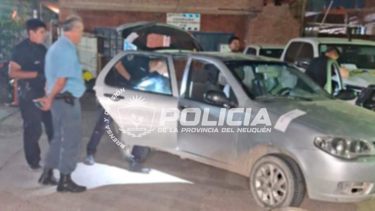 El Fiat Palio gris en el que se movilizaban los sospechosos quedó secuestrado. Fuente (Policía de Neuquén)