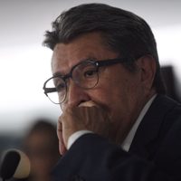 Ricardo Monreal se baja de la contienda por la CDMX