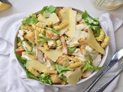 Ensalada César con pasta: una versión distinta y súper deliciosa que vas a amar