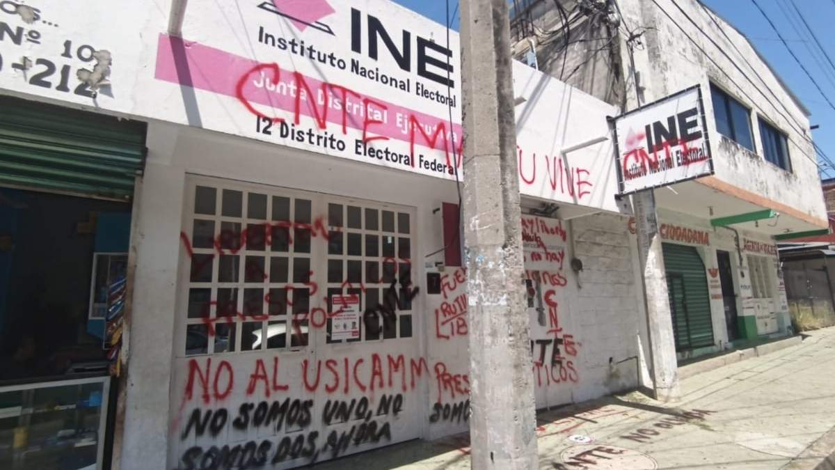 Normalistas y maestros de la CNTE vandalizaron instalaciones del INE