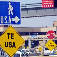 Un cadáver envuelto en plástico es arrojado en la garita de Tijuana-San Ysidro