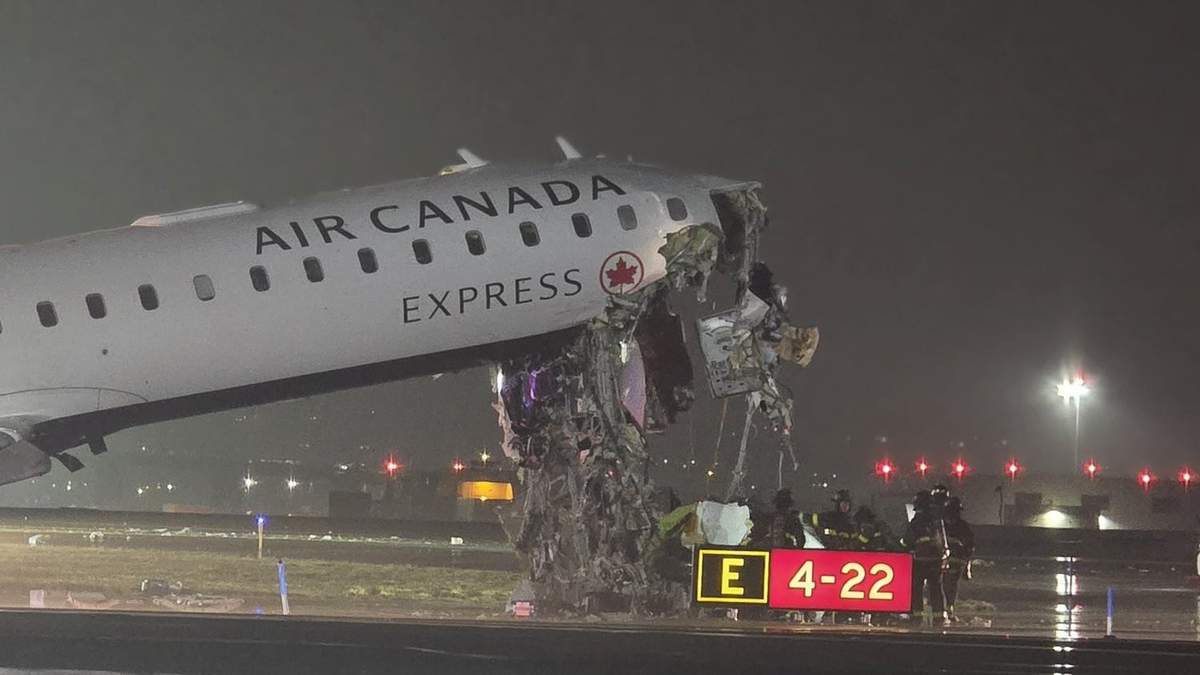 Un avión chocó con un camión en el aeropuerto de Nueva York