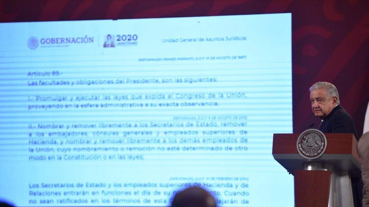 El presidente proyecta el artículo 89 constitucional en la mañanera del 10 de octubre de 2023