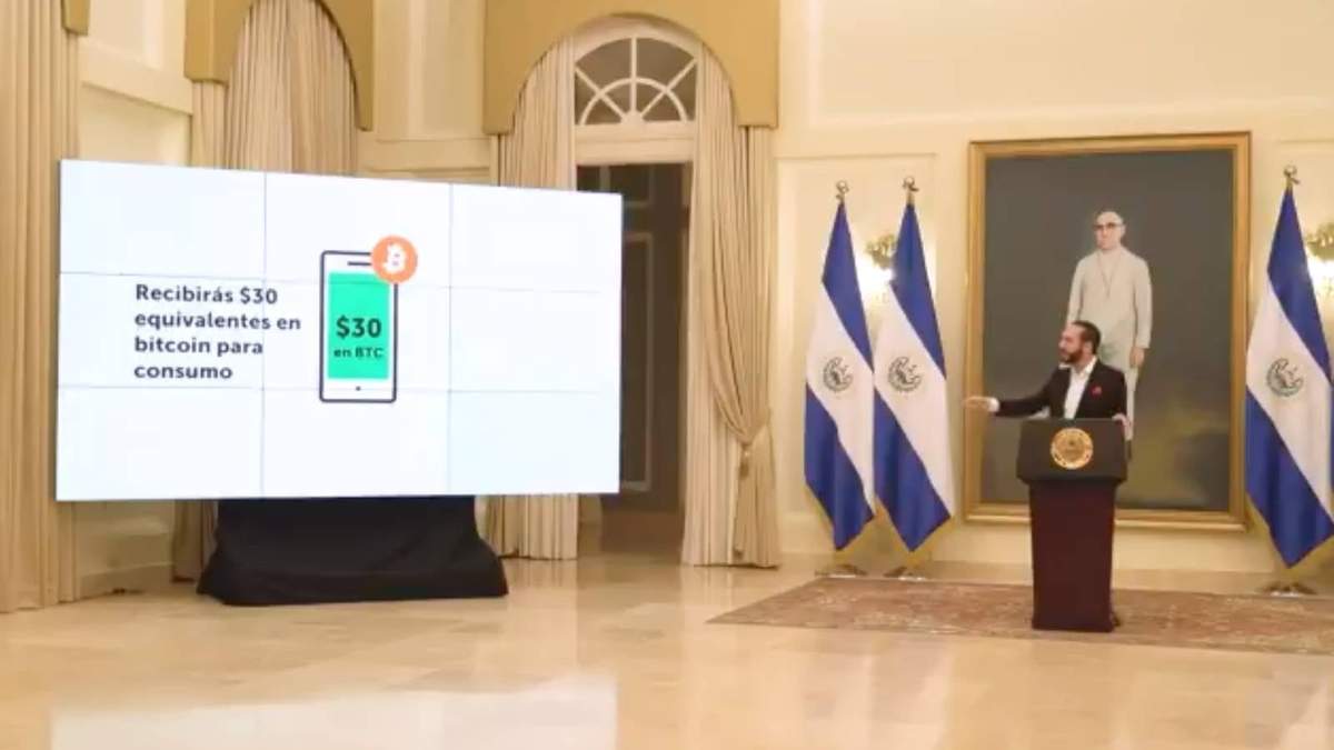 El presidente salvadoreño muestra el uso del bitcoin