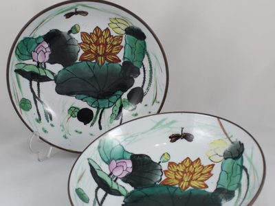 Si tuviste la suerte de heredar los platos de latón de tu abuela, aprovechalos: son furor en decoración y llenan de nostalgia el hogar
