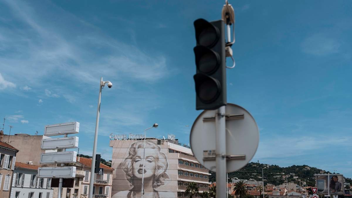 Un semáforo sin electricidad por el festival en Cannes, Francia