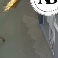 Un hombre le pegó una trompada a un niño desconocido en la calle