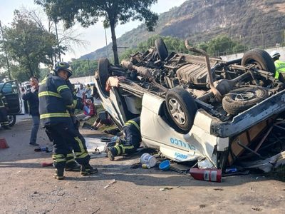 Fatal accidente de camioneta de pasajeros en calzada Ignacio Zaragoza; dos muertos y siete heridos