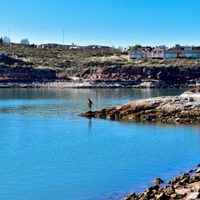 Denuncian que arrojan desechos cloacales al lago en El Chocón