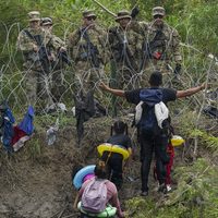 Con el fin del Título 42, la oleada migrante enfrenta una doble muralla fronteriza