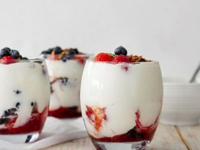 Yogurt griego con colchón de frutos rojos: sin yogurtera y con un resultado ultracremoso, la receta que es un 10