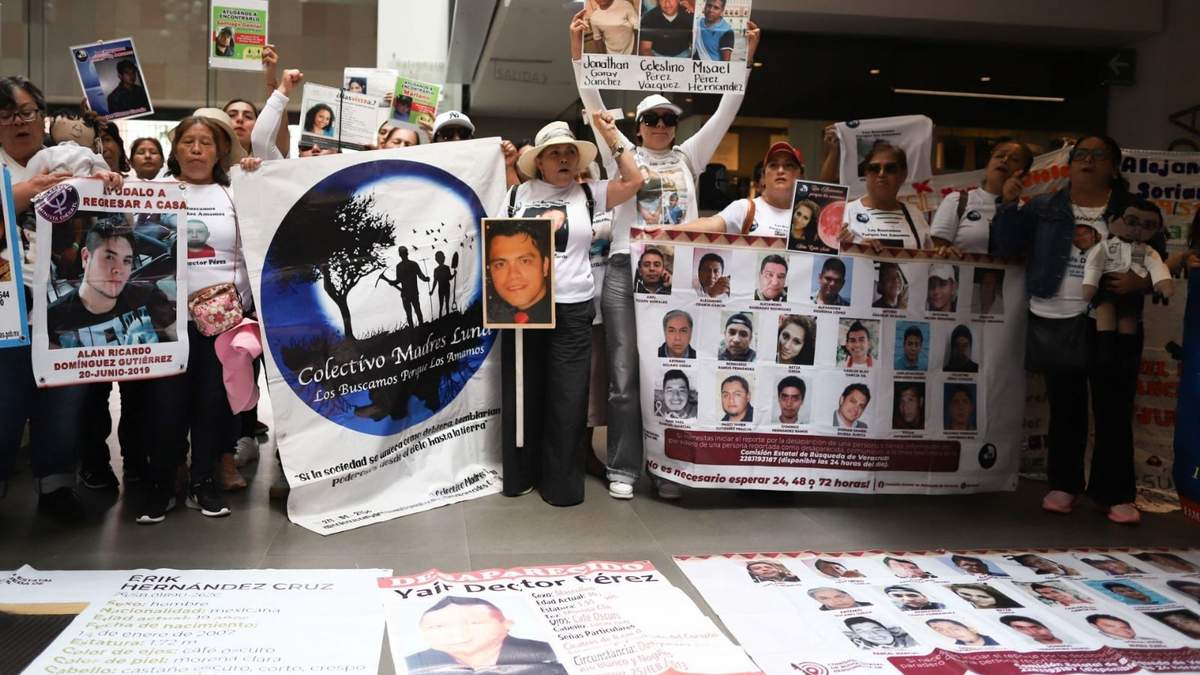 Madres y padres de diferentes colectivos exigieron justicia por la desaparición de sus familiares al final de la presentación del informe
